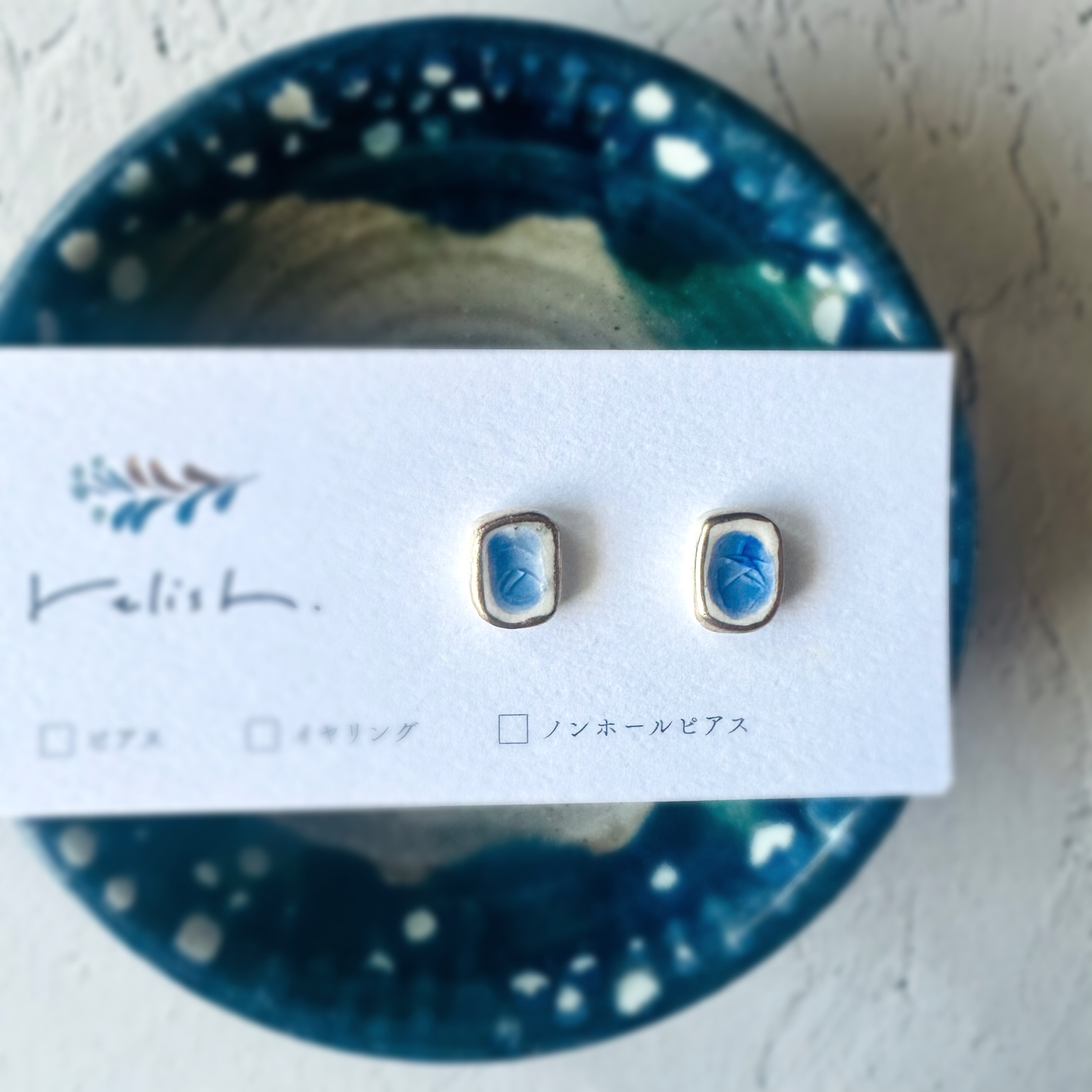 【再販】深海 ガラス 陶器 金継ぎ ピアス イヤリング ノンホールピアス ブルー 青 白 ホワイト 金 ゴールド ギフト