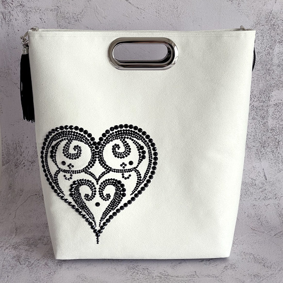 ビッグハートの大容量2wayトート（A4対応）：オフホワイト×ブラック☆Big Heart／フリンジタッセル付き