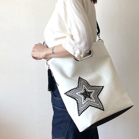 ビッグハートの大容量2wayトート（A4対応）：オフホワイト×ブラック☆Big Heart／フリンジタッセル付き