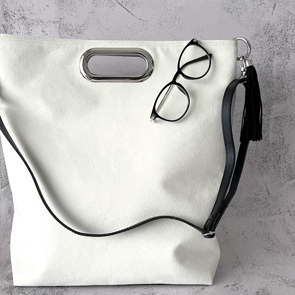 ビッグハートの大容量2wayトート（A4対応）：オフホワイト×ブラック☆Big Heart／フリンジタッセル付き