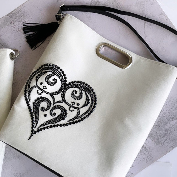 ビッグハートの大容量2wayトート（A4対応）：オフホワイト×ブラック☆Big Heart／フリンジタッセル付き
