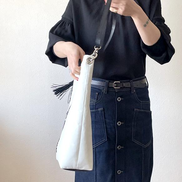 ビッグハートの大容量2wayトート（A4対応）：オフホワイト×ブラック☆Big Heart／フリンジタッセル付き