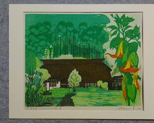 版画作品 茅葺屋根とエンゼルトランペットの咲く頃 版画 Akemi_Art 