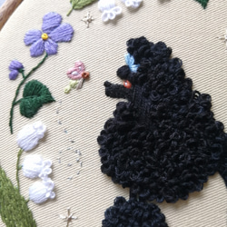 ブラック・プードル刺繍壁飾り☆フラワー・リース（すずらん&スミレ）《大》 4枚目の画像