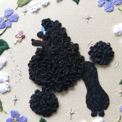 ブラック・プードル刺繍壁飾り☆フラワー・リース（すずらん&スミレ）《大》 3枚目の画像