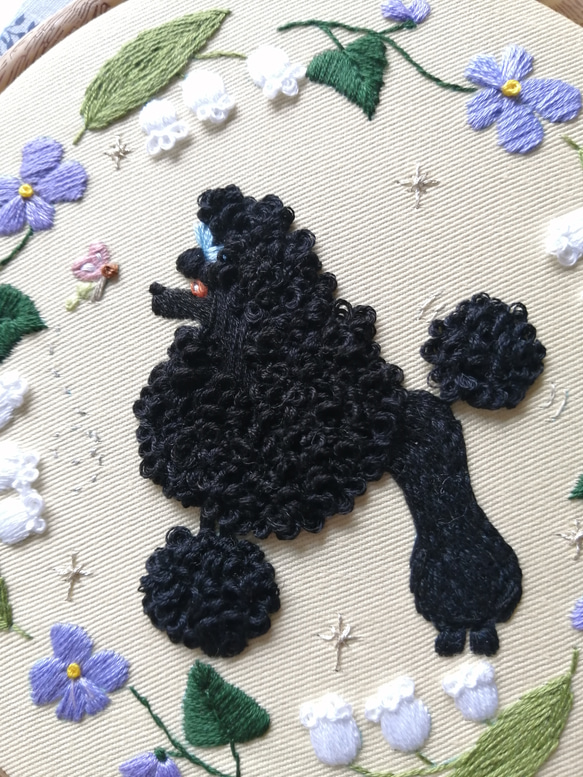 ブラック・プードル刺繍壁飾り☆フラワー・リース（すずらん&スミレ）《大》 3枚目の画像