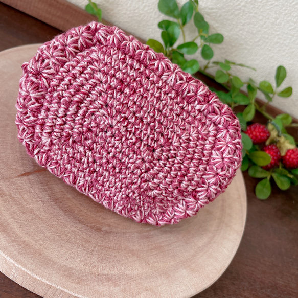 お花模様の手編みがま口ポーチ（ワインマーブル） 4枚目の画像