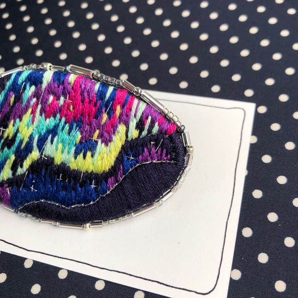 【星降る夜のオーロラ】刺繍バレッタ 5枚目の画像