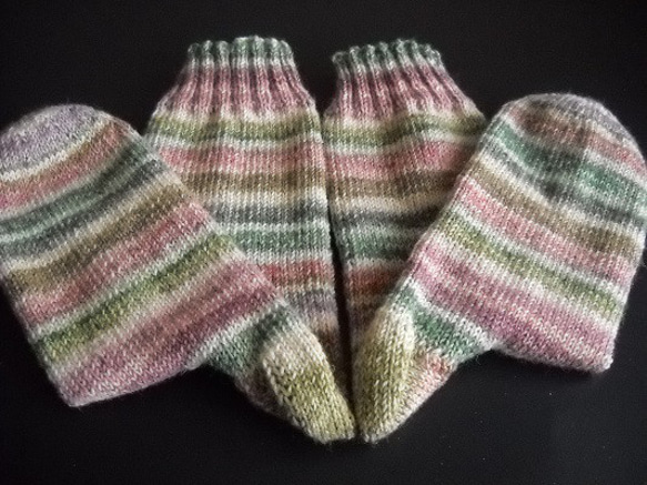 手編みの靴下　クールウールで編んだ、爽やか触感の靴下（女性用 a） 3枚目の画像