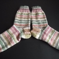 手編みの靴下　クールウールで編んだ、爽やか触感の靴下（女性用 a） 2枚目の画像