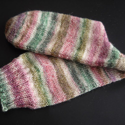 手編みの靴下　クールウールで編んだ、爽やか触感の靴下（女性用 a） 4枚目の画像