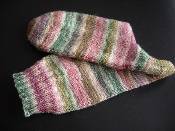 手編みの靴下　クールウールで編んだ、爽やか触感の靴下（女性用 a） 4枚目の画像