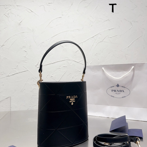 PRADA バケツバック PRADAのバケツバッグ バケツバッグ ycmc 通販 15478725｜Creema