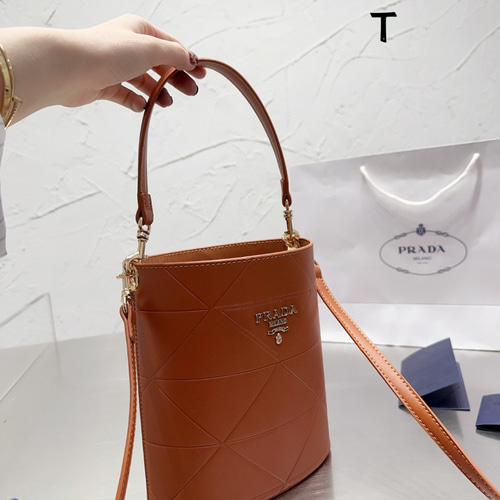 プラダ　バケツバッグ PRADA プラダ バケツ型ハンドバッグ ブラック カーフ シルバー