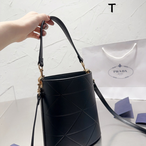【PRADA】新作セール！ロゴ クリスタル バケツ お出かけバッグ PRADA】新作セール！ロゴ クリスタル バケツ お出かけバッグ