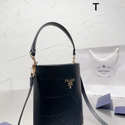 プラダ　バケツバッグ PRADAのバケツバッグ バケツバッグ ycmc 通販 15478725｜Creema