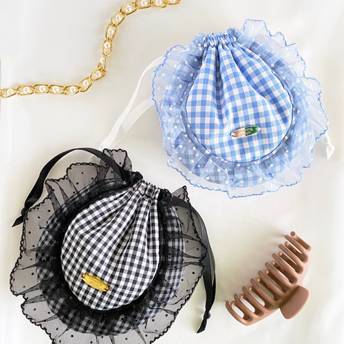 ドットチュールフリルがポイントのふんわり丸い巾着ポーチ(ブラック