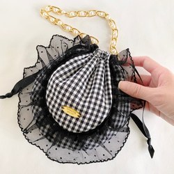 ドットチュールフリルがポイントのふんわり丸い巾着ポーチ(ブラック