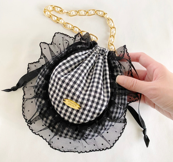 ドットチュールフリルがポイントのふんわり丸い巾着ポーチ(ブラック