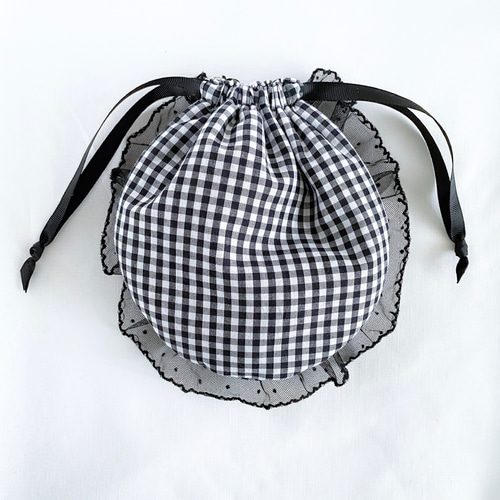 ドットチュールフリルがポイントのふんわり丸い巾着ポーチ(ブラック