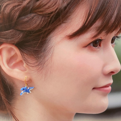 デリカビーズピアスユニークガイコツピアス▪️脱力系スカルピアス　青リボン#a046