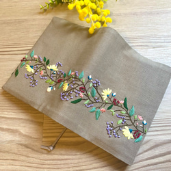 手刺繍の温もりブックカバー - 読書時間を特別に・繋がる野の花 ブック