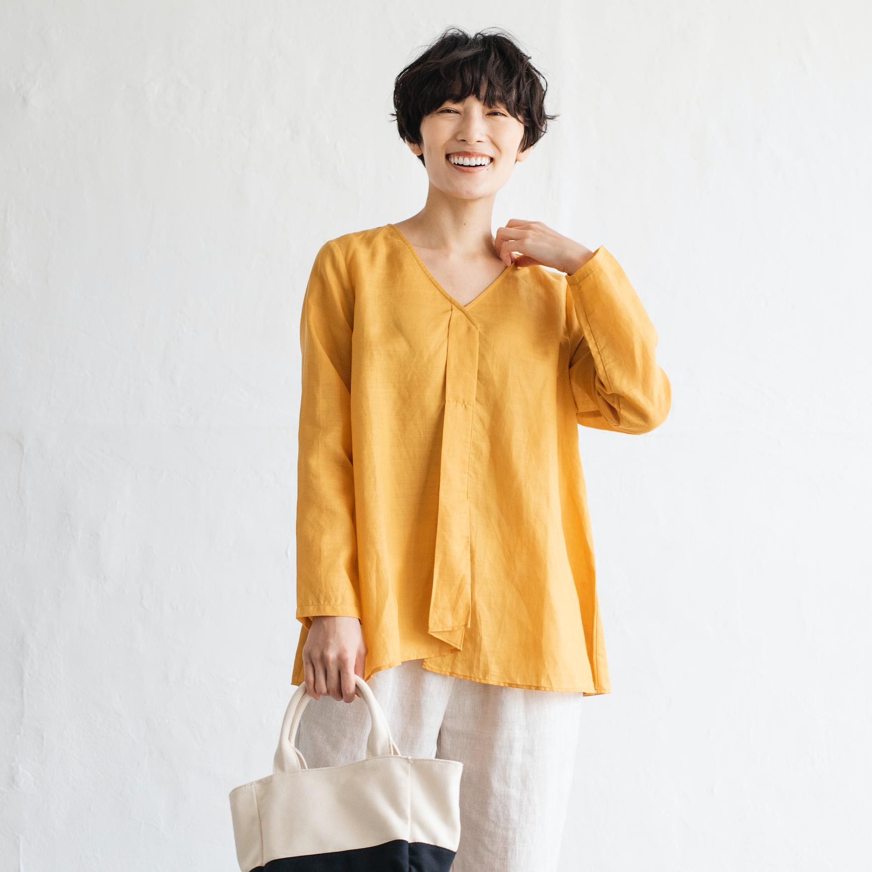 爽やかに魅せる長袖ブラウス　テンセルリネン　薄手　ウコン色　230211-3