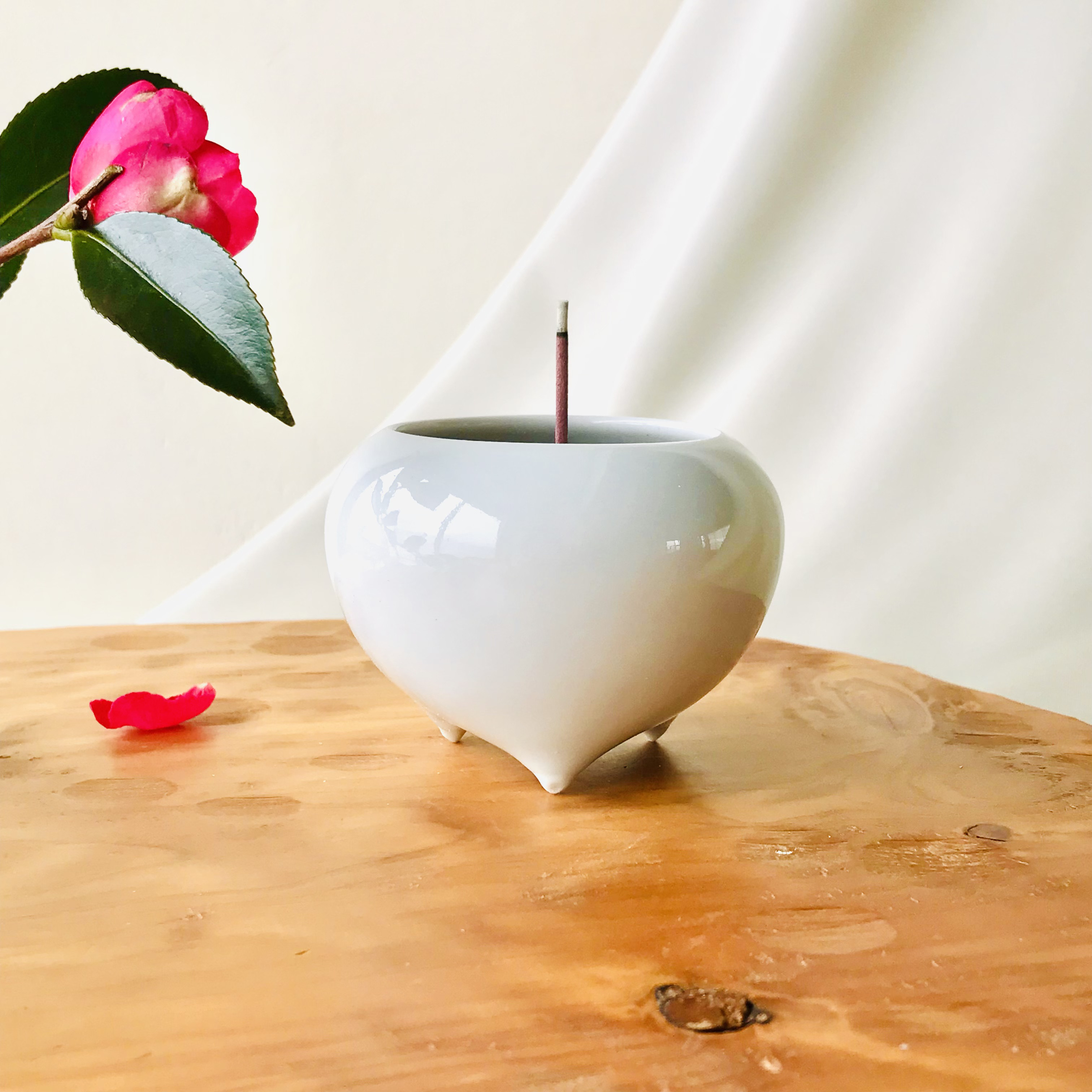 白磁香炉 ＜三つ足・香立て・線香立て＞ 径⒏1㎝ ディフューザー