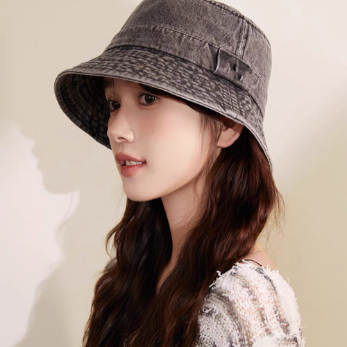 DIORディオールの帽子、女性は顔を見せて小さく見えます、2023新
