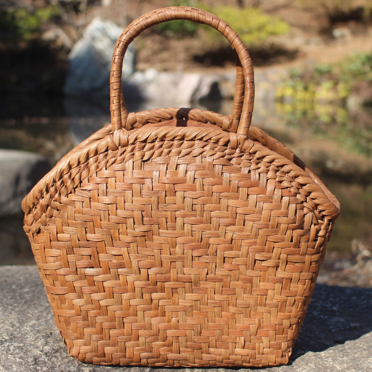 98258 山葡萄 編み 籠 かご バッグ コンパクト 手作り 内ポケット付き 山葡萄 かごバッグ 網代編み やまぶどう