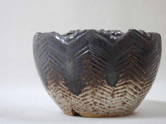 ギザ模様陶製植木鉢(Z) 1枚目の画像