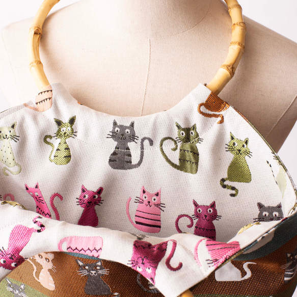 ちょっぴりモードな猫バッグ【バンブー持ち手の大人可愛い布バッグ】高級インポート生地　軽量 4枚目の画像