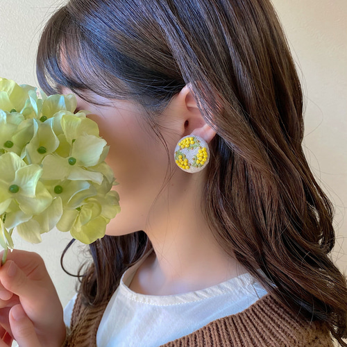 刺繍糸で編んだミモザのピアス(ウッドリング2way type) ピアス 