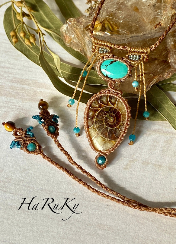 アンモナイト化石 マクラメネックレス レインボーカラー アンモナイト化石 マクラメ編みネックレス