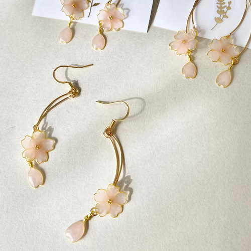 揺れる桜の花ひとひら ピアス/イヤリング ピアス（フック・チェーン