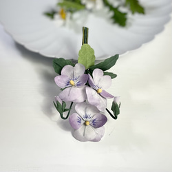 布花くすみパープルカラーのビオラのコサージュ 4枚目の画像