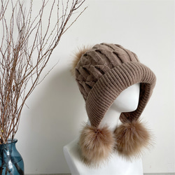 編み物防寒 秋冬  茶色  耳当て付きニット帽子 ポンポン付き レディース 1枚目の画像