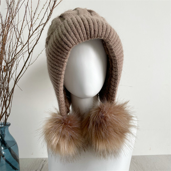 編み物防寒 秋冬  茶色  耳当て付きニット帽子 ポンポン付き レディース 2枚目の画像