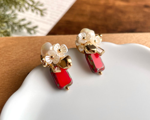 専用です☆フラワーチェコビーズとレッドアゲートとペリドットのピアス 専用です☆フラワーチェコビーズとレッドアゲートとペリドットのピアス