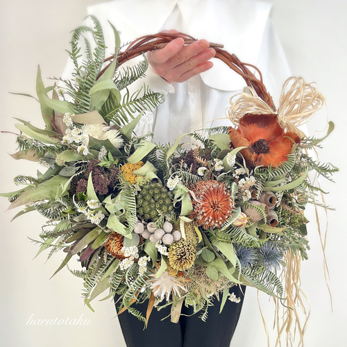 ユーカリとワイルドフラワー、ドライフラワーたっぷりのボリューム満点  