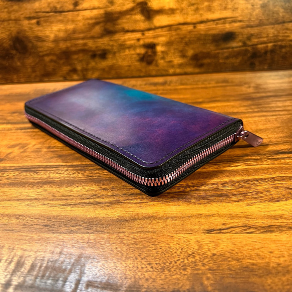 紫の金属ファスナー財布 / 革の手染め パープル（紫＋水色） 1枚目の画像