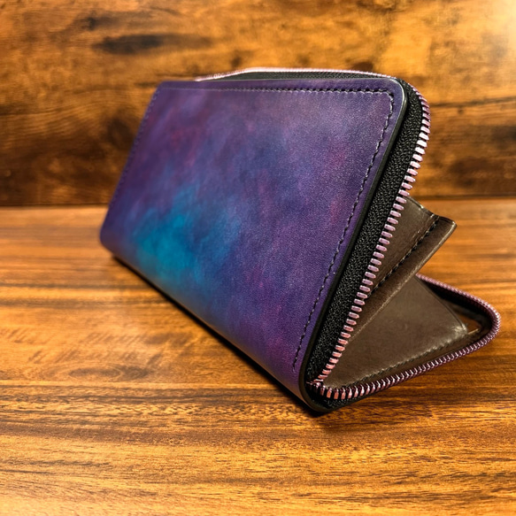 紫の金属ファスナー財布 / 革の手染め パープル（紫＋水色） 8枚目の画像