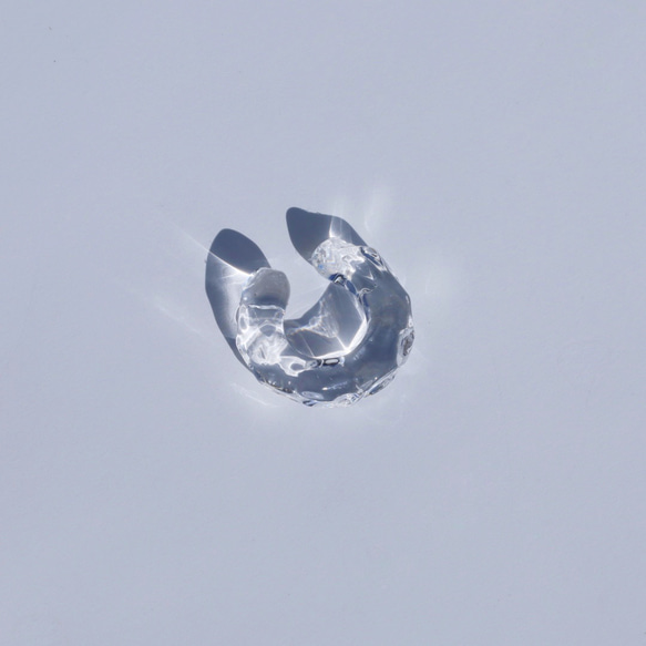 【送料無料】ガラスイヤーカフ“ice”slim ～溶けない氷 シリーズ～ 2枚目の画像