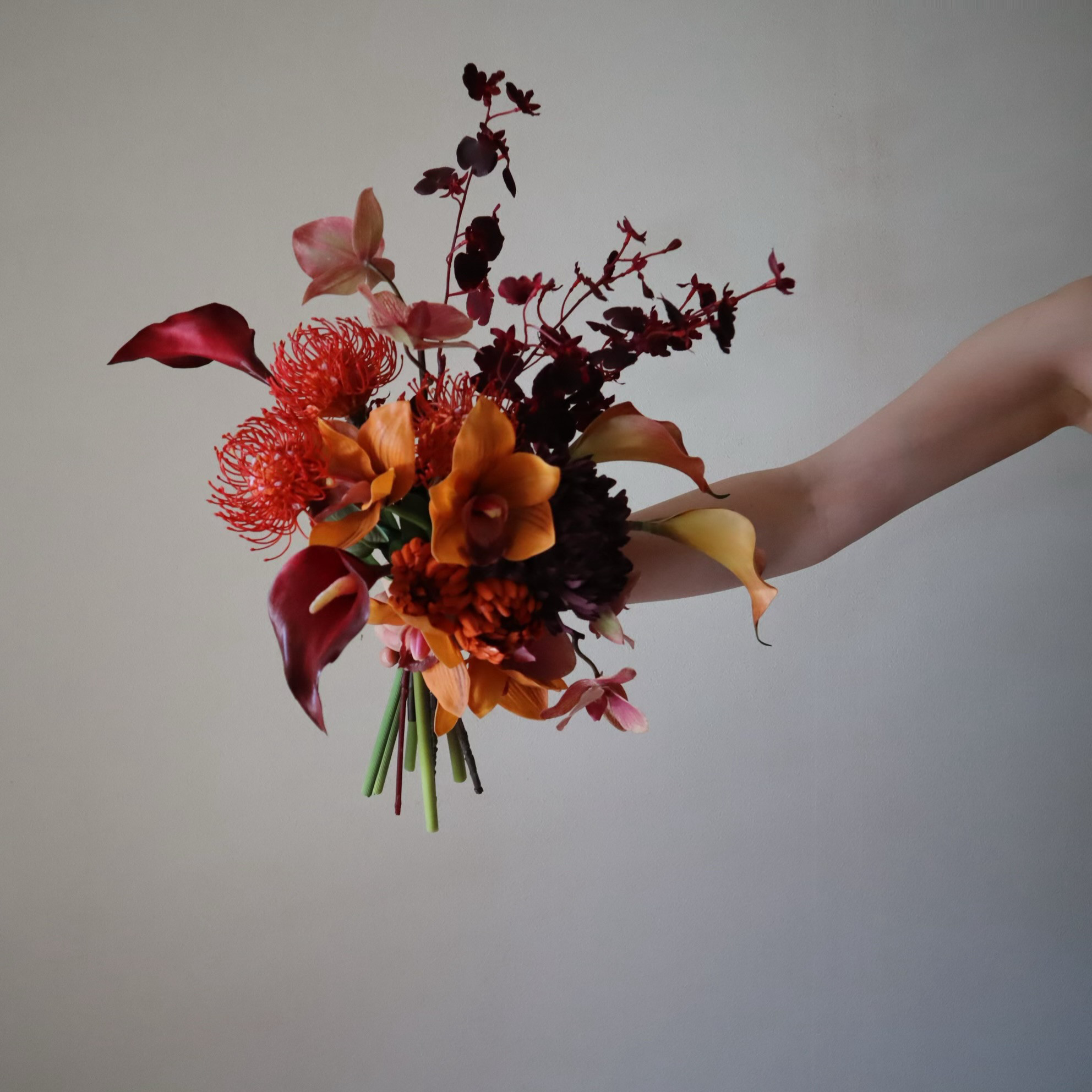 ワインカラーとテラコッタカラーの動きのあるクラッチブーケ♡ ウェディングブーケ　ドライフラワー 花束　プレゼント