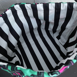 裏地付きマチあり巾着袋/お弁当袋/給食袋  アフリカン調(ピンク×グリーン)×黒  (モノクロストライプ) 3枚目の画像