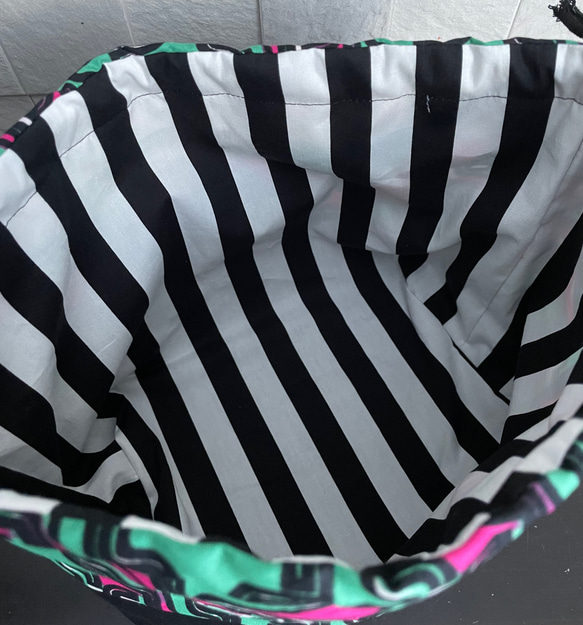 裏地付きマチあり巾着袋/お弁当袋/給食袋  アフリカン調(ピンク×グリーン)×黒  (モノクロストライプ) 3枚目の画像