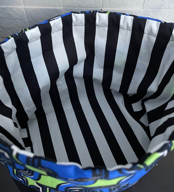 裏地付きマチあり巾着袋/お弁当袋/給食袋  アフリカン調(黄緑×ブルー)×黒  (モノクロストライプ) 3枚目の画像