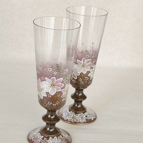 皇帝ダリのエナメル絵付け｜スタイリッシュなガラスのシャンパングラス