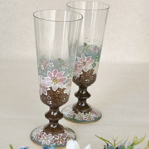 皇帝ダリのエナメル絵付け｜スタイリッシュなガラスのシャンパングラス