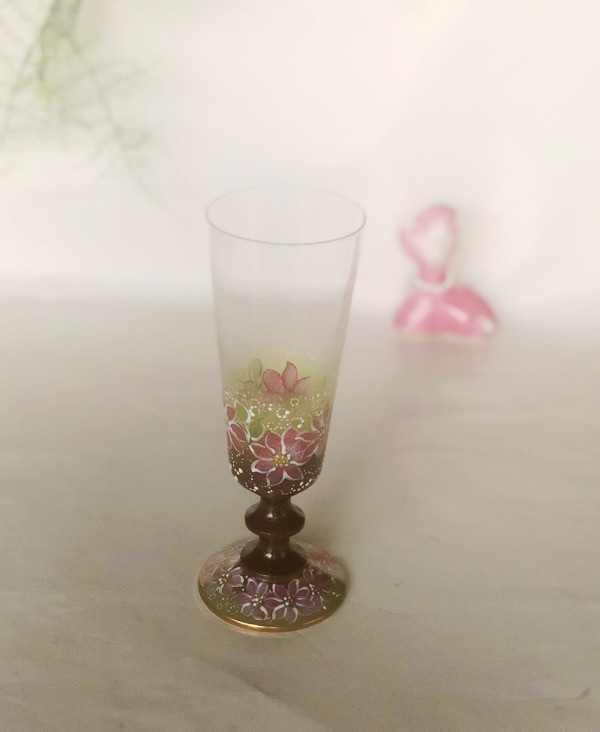 皇帝ダリのエナメル絵付け｜スタイリッシュなガラスのシャンパングラス